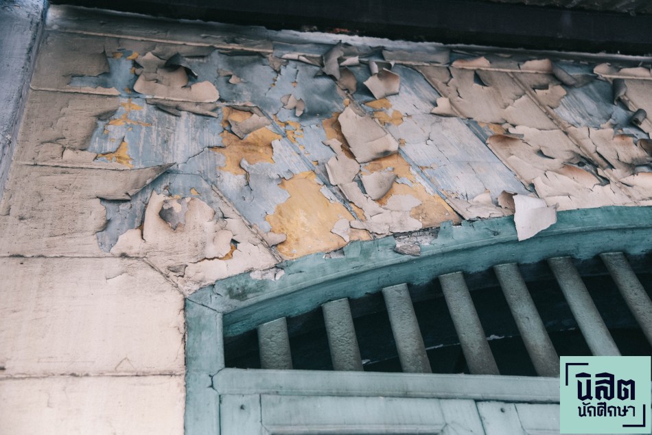 สภาพผนังตึกเก่าที่สีหลุดร่อน