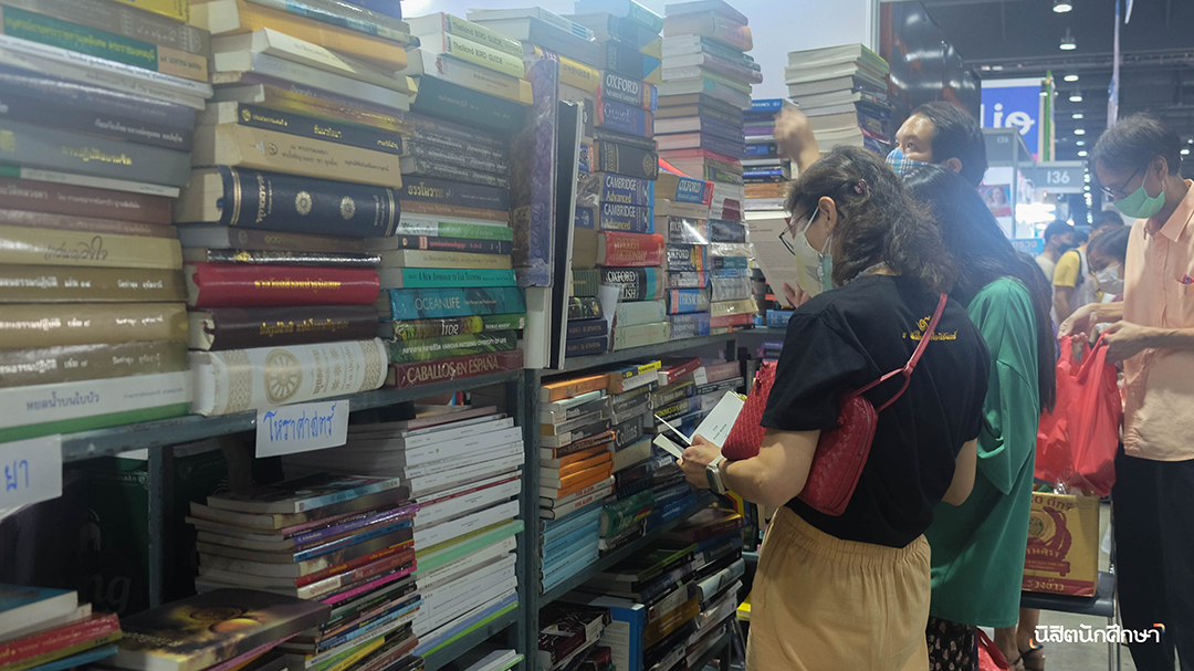บรรยากาศการเลือกซื้อหนังสือ-มหกรรมหนังสือระดับชาติ-2565-หนังสือเก่า