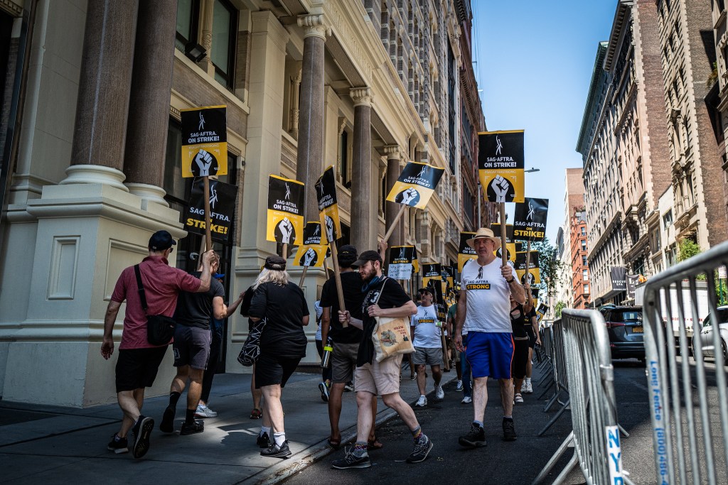 การประท้วงของ Screen Actors Guild–American Federation of Television and Radio Artists ภาพ : Phil Roeder, CC BY 2.0
